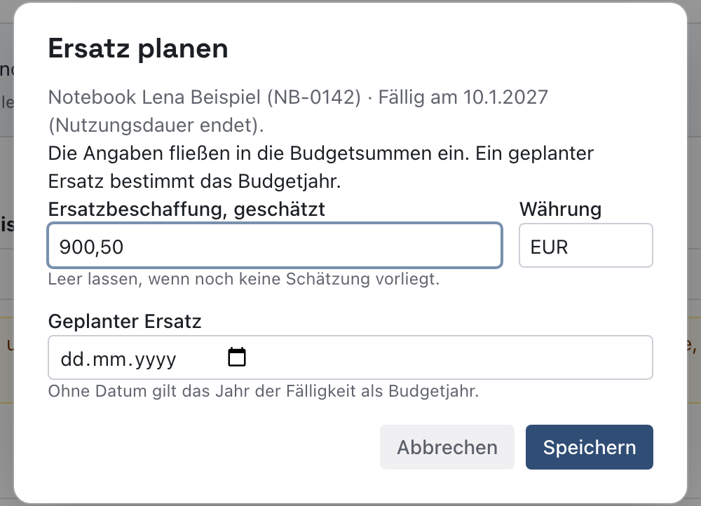 Dialog Ersatz planen für das Notebook Lena Beispiel mit 900,50 bei Ersatzbeschaffung, geschätzt, Währung EUR und dem Knopf Speichern
