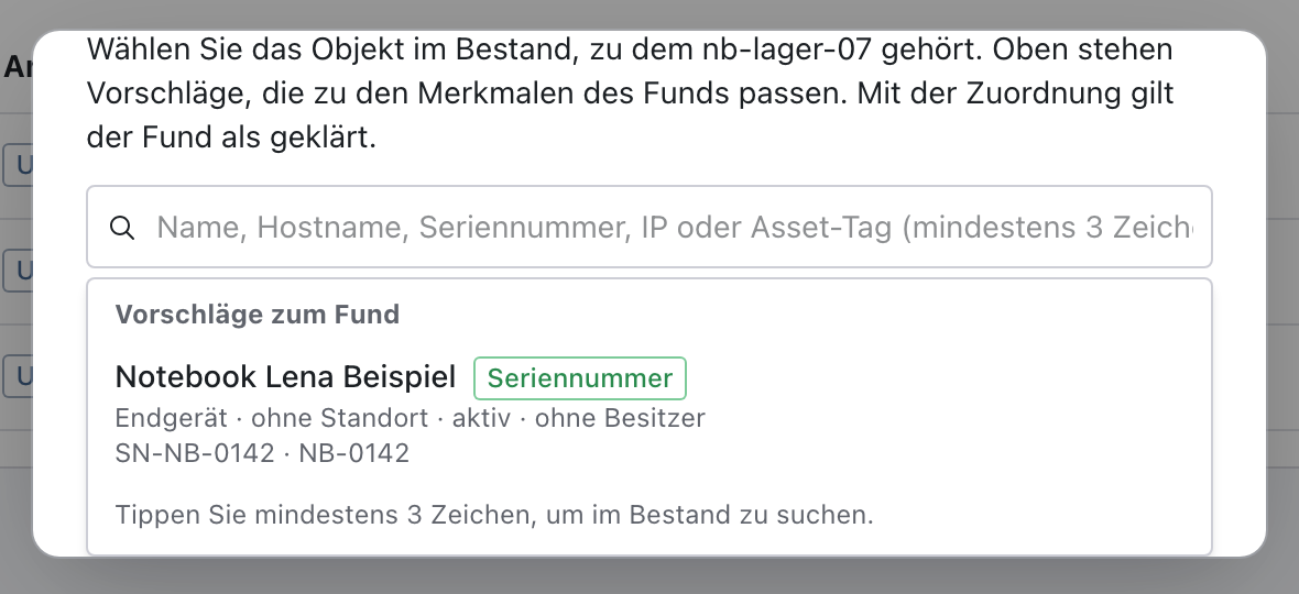 Dialog Einem Objekt im Bestand zuordnen mit dem Suchfeld und unter Vorschläge zum Fund dem Objekt Notebook Lena Beispiel mit dem grünen Schild Seriennummer