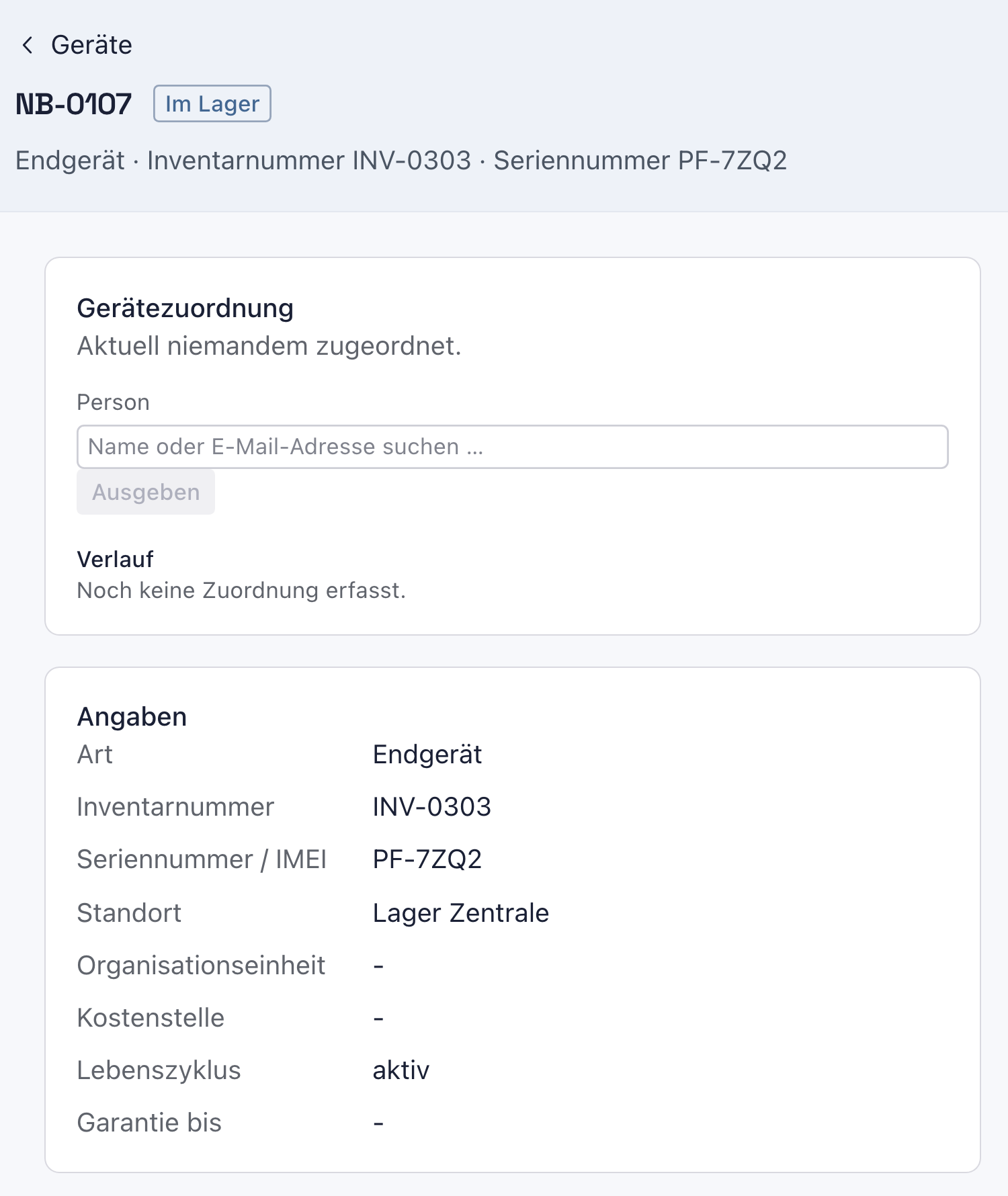 Geräteseite NB-0107 mit Status Im Lager und der Zeile Endgerät, Inventarnummer INV-0303, Seriennummer PF-7ZQ2; darunter Gerätezuordnung Aktuell niemandem zugeordnet und Angaben mit Standort Lager Zentrale