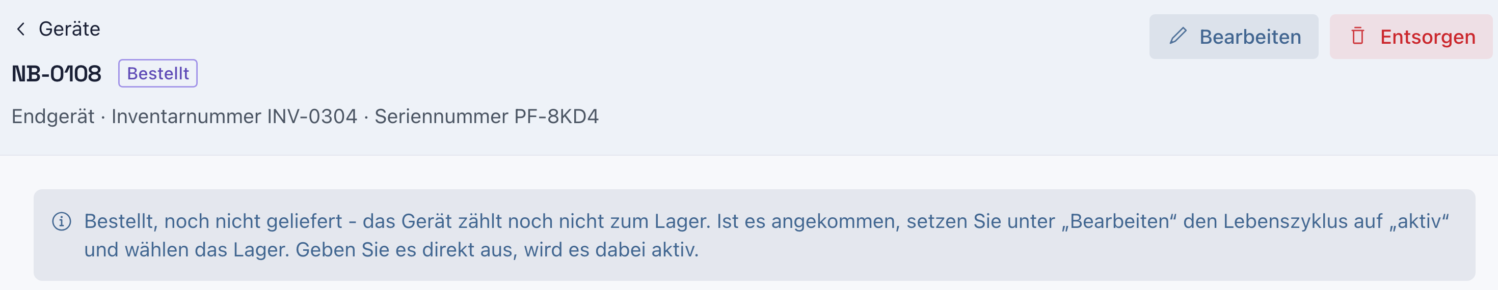 Kopf der Geräteseite NB-0108 mit dem Status Bestellt, Endgerät, Inventarnummer INV-0304, Seriennummer PF-8KD4, oben rechts Bearbeiten und Entsorgen, darunter der blaue Hinweis zum bestellten Gerät