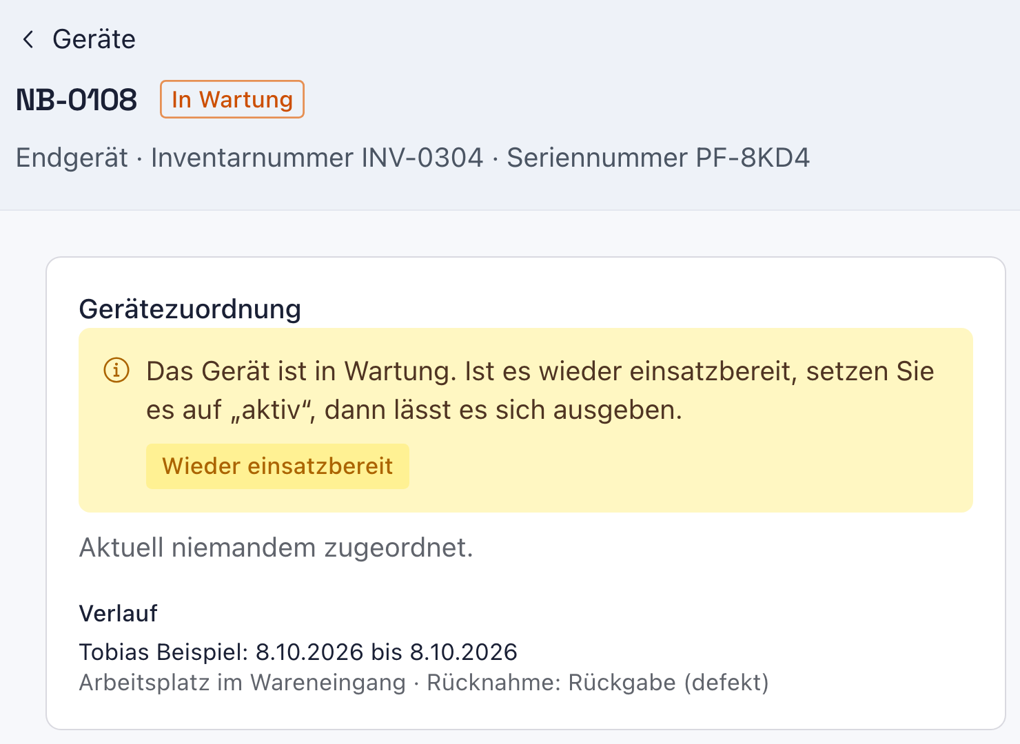 Geräteseite NB-0108 mit dem Status In Wartung; unter Gerätezuordnung der gelbe Hinweis, dass das Gerät in Wartung ist, mit dem Knopf Wieder einsatzbereit, darunter Aktuell niemandem zugeordnet und der Verlauf mit der Rücknahme von Tobias Beispiel