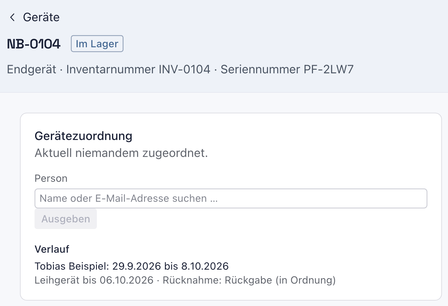 Geräteseite NB-0104 mit dem Status Im Lager; unter Gerätezuordnung Aktuell niemandem zugeordnet und im Verlauf Tobias Beispiel: 29.9.2026 bis 8.10.2026, Leihgerät bis 06.10.2026, Rücknahme: Rückgabe (in Ordnung)
