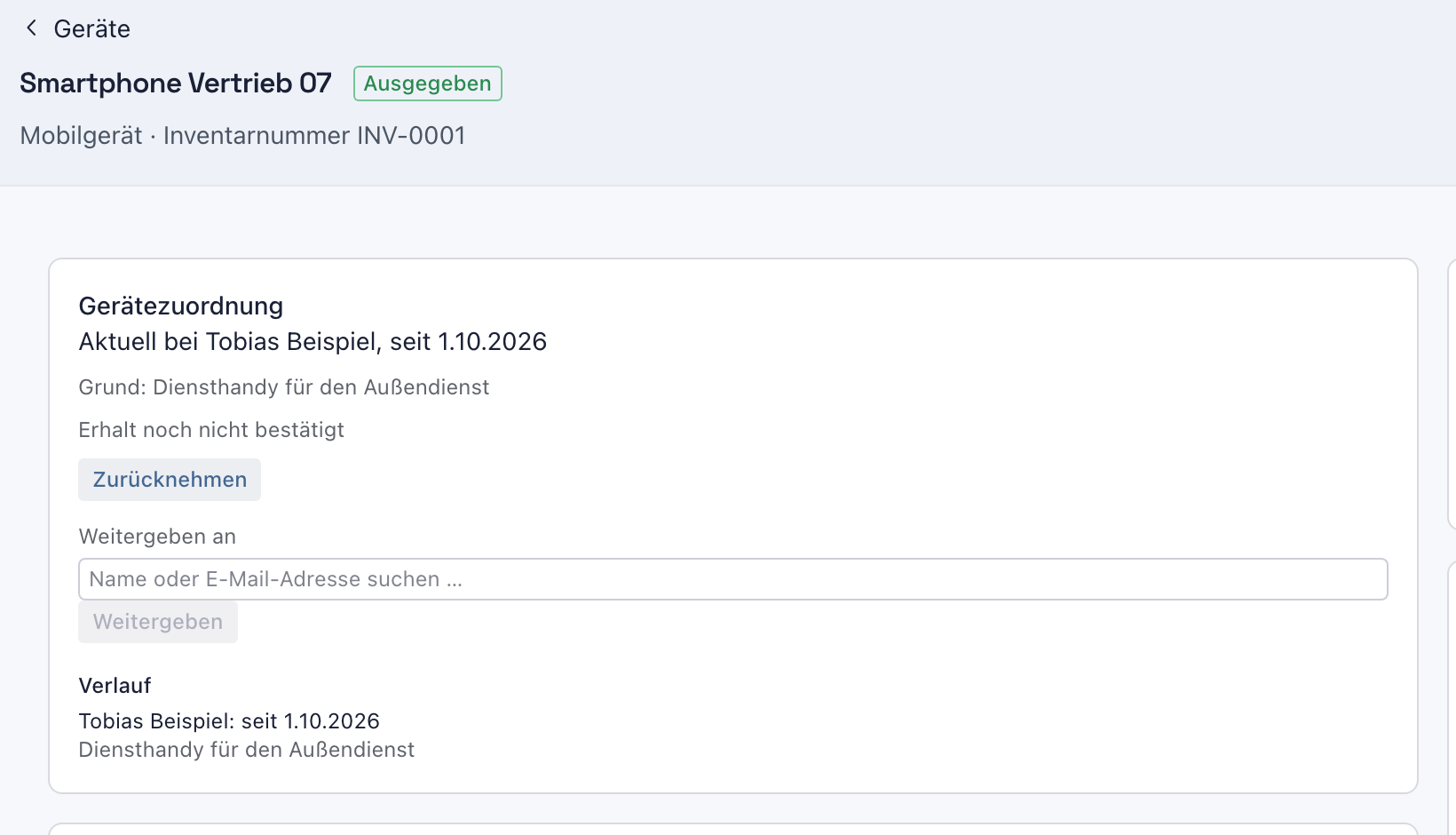 Geräteseite von Smartphone Vertrieb 07 mit dem Status Ausgegeben, Aktuell bei Tobias Beispiel seit 1.10.2026 und Erhalt noch nicht bestätigt