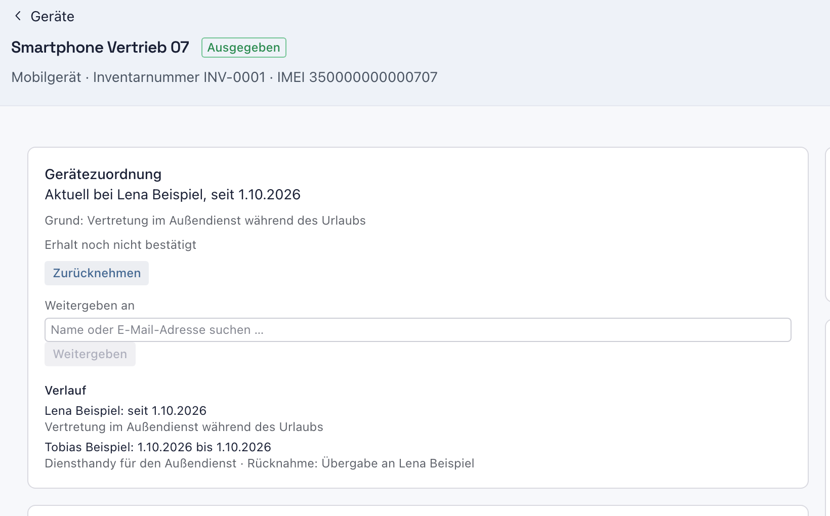 Geräteseite mit Aktuell bei Lena Beispiel, Erhalt noch nicht bestätigt und dem Verlauf mit Lena Beispiel seit 1.10.2026 und Tobias Beispiel bis 1.10.2026, Übergabe an Lena Beispiel