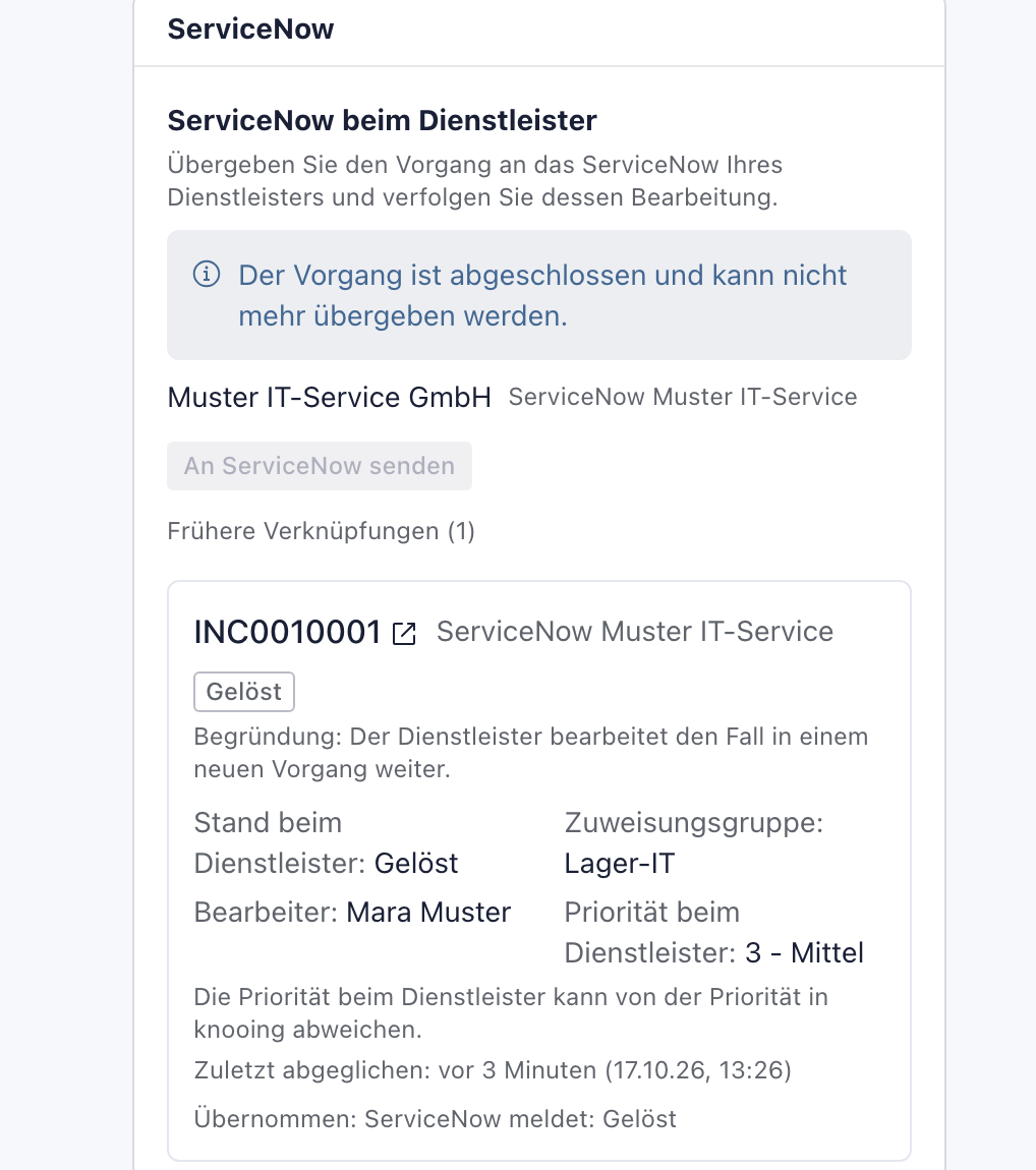 Karte ServiceNow mit dem Hinweis, dass der Vorgang abgeschlossen ist, dem grauen Knopf An ServiceNow senden, aufgeklappten Früheren Verknüpfungen und INC0010001 mit dem Kennzeichen Gelöst und der Begründung